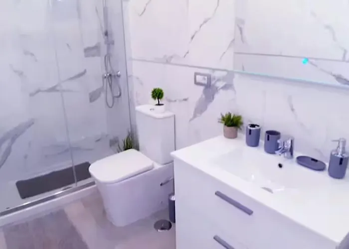 Sunny Pool Patio - 2 Bedrooms 2 Baths アデヘ