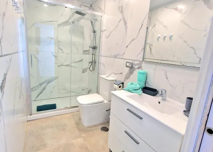 Sunny Pool Patio - 2 Bedrooms 2 Baths アデヘ