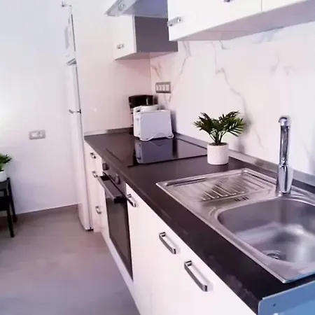 아파트 Sunny Pool Patio - 2 Bedrooms 2 Baths 아데제