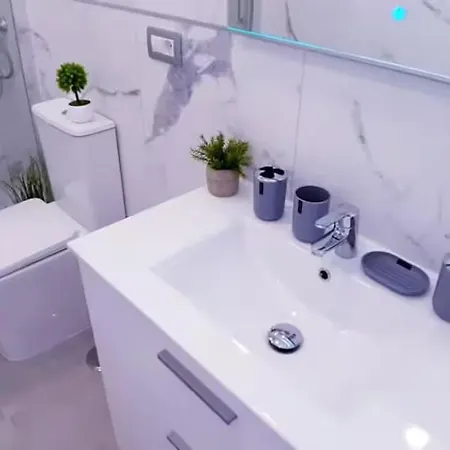 아파트 Sunny Pool Patio - 2 Bedrooms 2 Baths 아데제