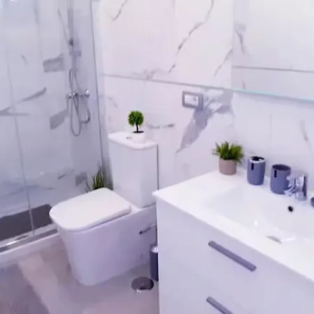 Sunny Pool Patio - 2 Bedrooms 2 Baths 아데제