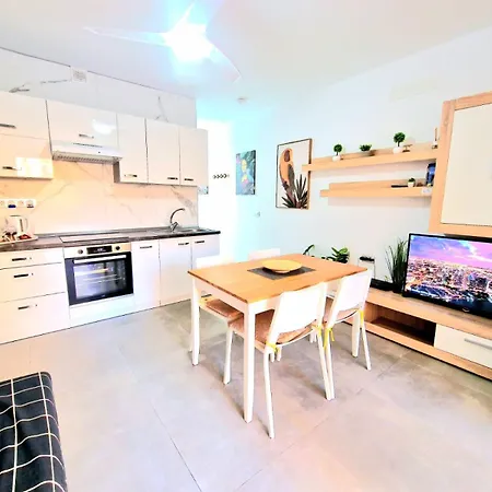 Sunny Pool Patio - 2 Bedrooms 2 Baths 아파트 아데제