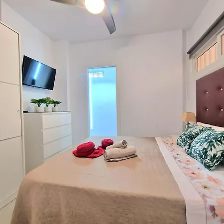 Sunny Pool Patio - 2 Bedrooms 2 Baths 아파트 *